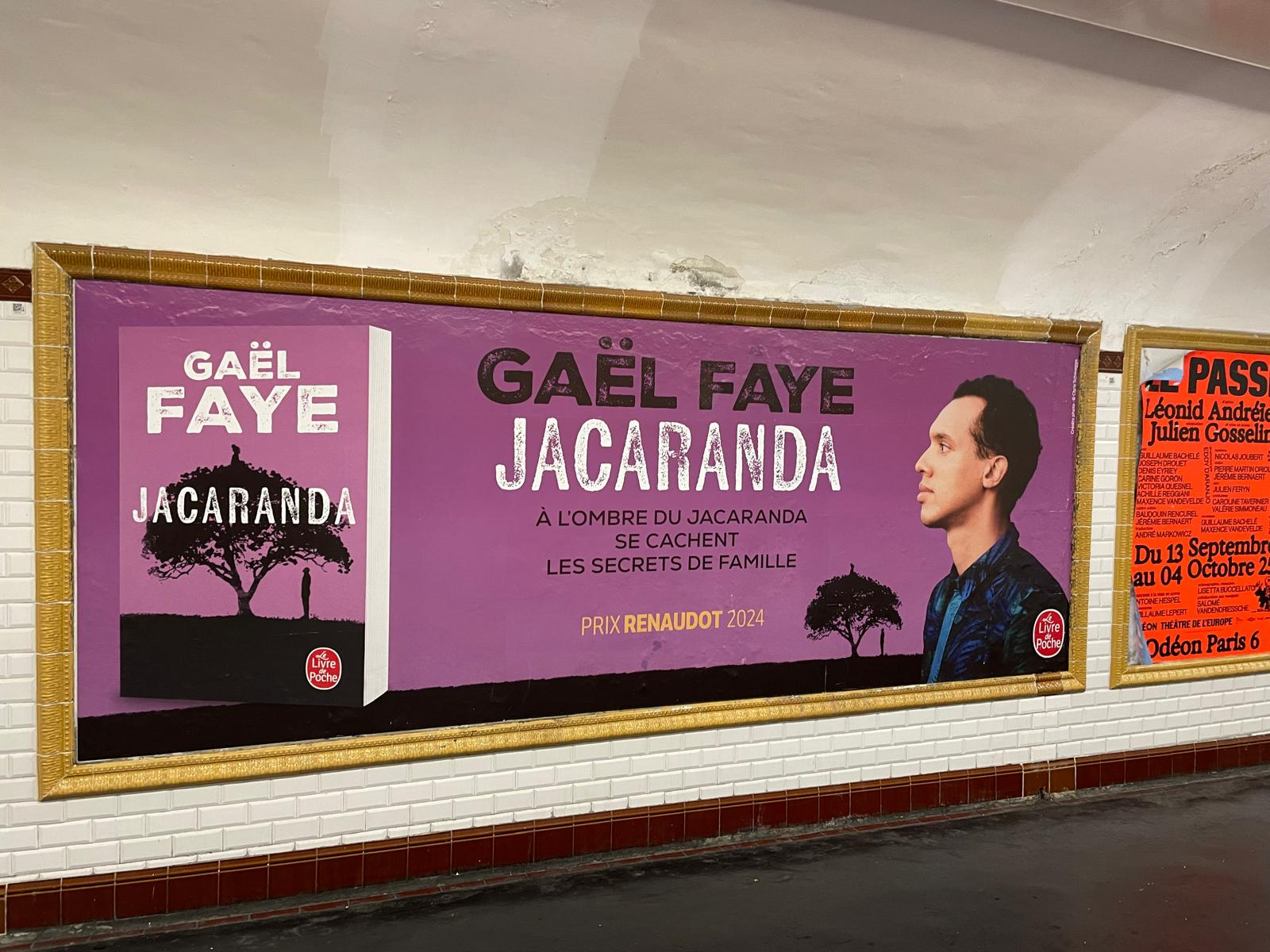 faye U-Bahn-Werbung für das neue Buch von Gaël Faye: Jacaranda.