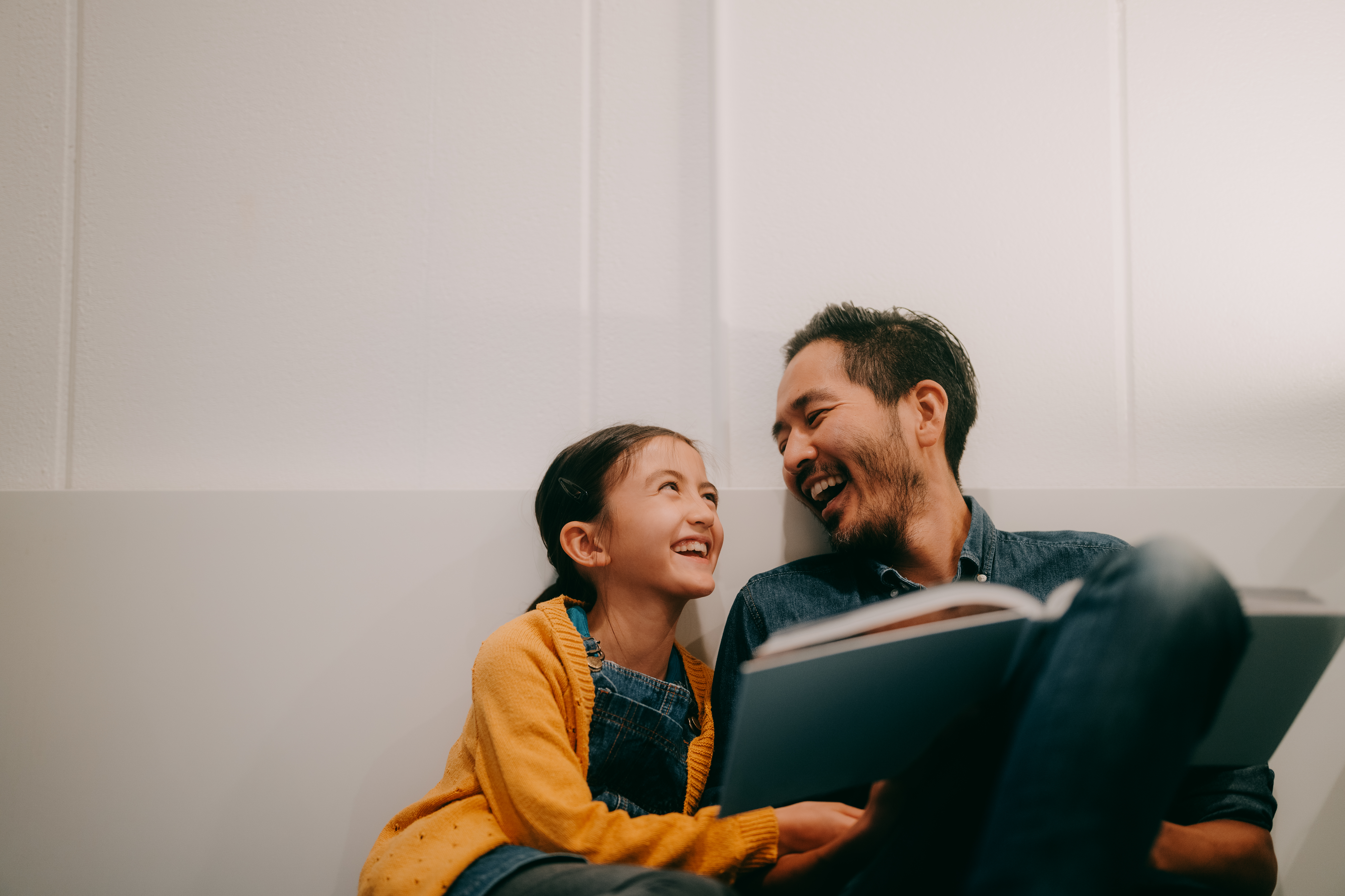 Bild: Vater liest seiner Tochter vor.