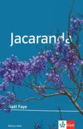 Das Cover zeigt einen blühenden Jacaranda-Baum mit violetten Blüten vor einem türkisblauen Hintergrund. Im Vordergrund steht der Titel „Jacaranda“ in weißer Schrift, ergänzt durch den Namen der Autorin und das Klett-Logo.